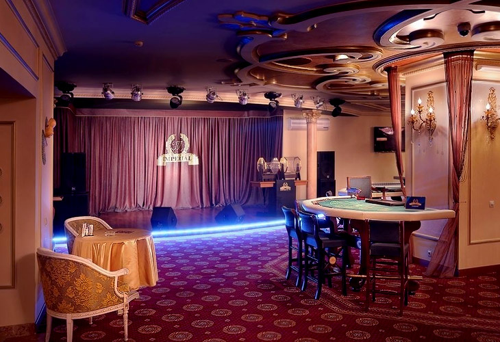 Зал со сценой в казино Imperial-M